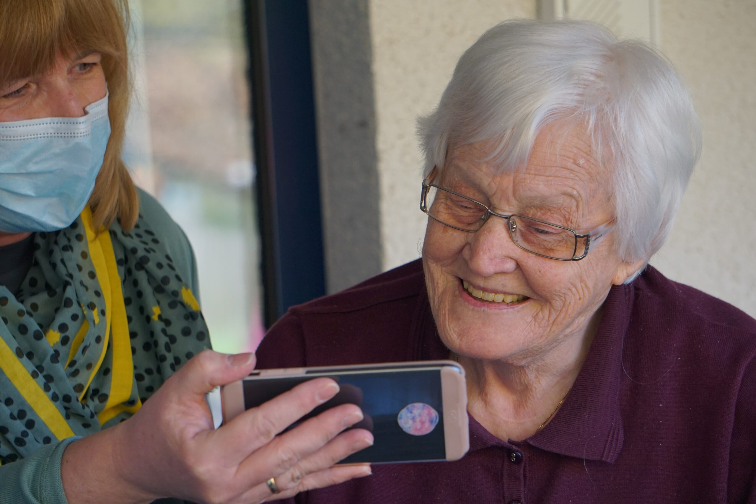 5 Ways to Stay in Touch with Loved Ones with Dementia